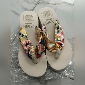Source Unknown Cream Floral Satin Thong Sandals